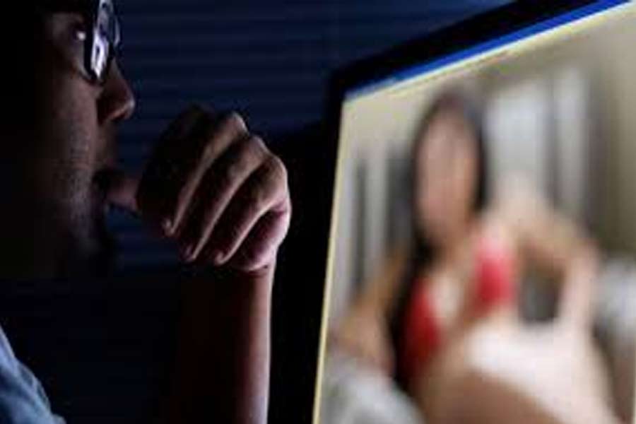 ফোন সেক্সেই মিটবে যৌন তৃপ্তি! মাথায় রাখুন ৫ নিয়ম