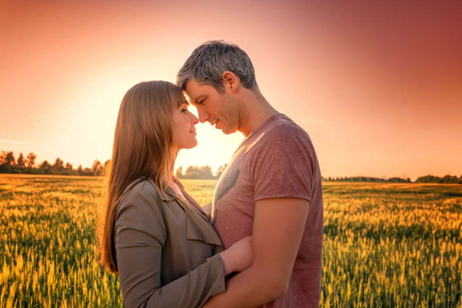 প্রেমিকার সঙ্গে বয়সে ফারাক অনেক! সম্পর্ক টেকাতে খেয়াল রাখুন এই ৬ বিষয়