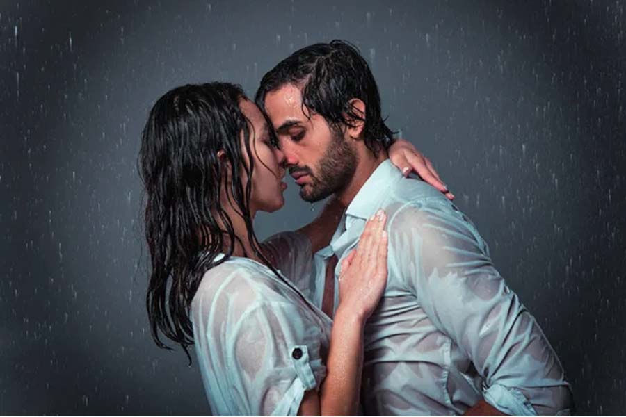 রিমঝিম বৃষ্টিতে ভেসে যান সঙ্গীর শরীরে, রইল স্পেশাল আদুরে টিপস