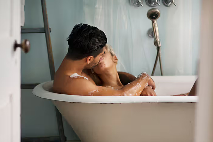 একসঙ্গে স্নান, সিক্ত শরীরেই মাতুন চরম সঙ্গমে, জানুন সেরা চার পজিশনের হদিশ